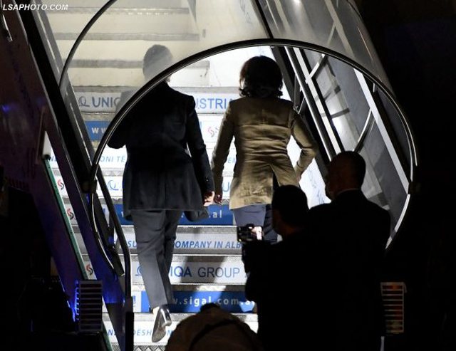 Priti vet në aeroport grupin e parë të afganëve që mbërritën në Shqipëri! Ambasadorja Yuri Kim del me mesazhin e fortë: “Krenarë t’ju quajmë mik e aleat”! Priti vet në aeroport grupin e parë të afganëve që mbërritën në Shqipëri! Ambasadorja Yuri Kim del me mesazhin e fortë: “Krenarë t’ju quajmë mik e aleat”!