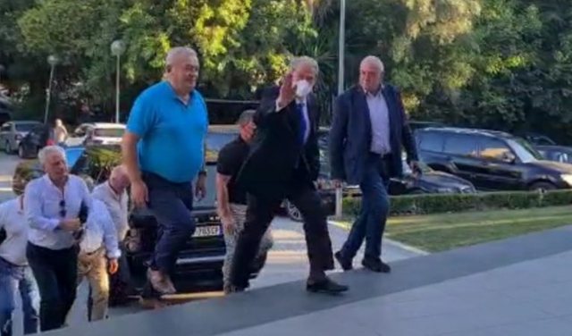 “Me kënaqësi”! Sali Berisha ngjit shkallët e PD-së ne farsën e fundit të Lulit: Ja kush janë dy ‘besnikët e tij’ që e shoqërojnë “Me kënaqësi”! Sali Berisha ngjit shkallët e PD-së ne farsën e fundit të Lulit: Ja kush janë dy ‘besnikët e tij’ që e shoqërojnë