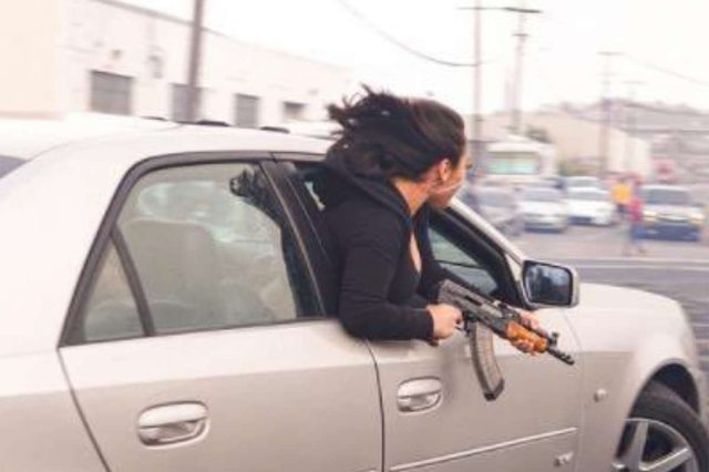 Fotot e vajzës misterioze bëjnë namin në media dhe rrjetet sociale! Hapi xhamin, mori kallashin dhe doli në dritare: Policia kërkon ndihmë për identifikimin e saj