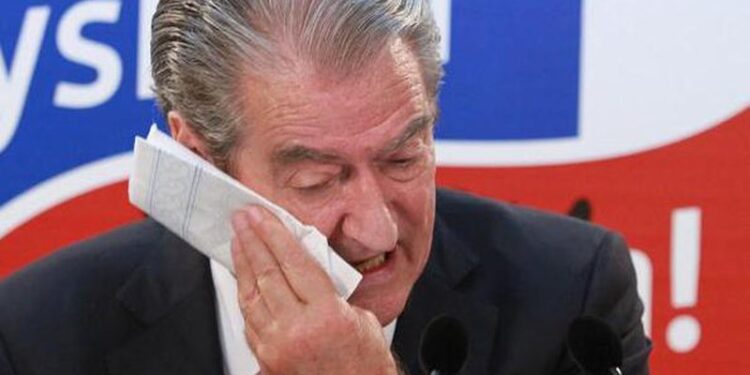 Basha i paska mësuar si shumë gjëra të tjera edhe gafat nga Berisha! (Video) Basha i paska mësuar si shumë gjëra të tjera edhe gafat nga Berisha! (Video)