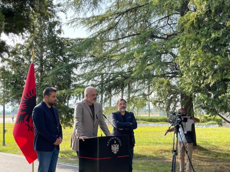 Gra dhe fëmijë largohen nga kampi i ferrit dhe mbërrijnë në Shqipëri! Rama në humor të mirë, nis ditën me të qeshura: Faleminderit që keni ardhur në këtë zonë të… Gra dhe fëmijë largohen nga kampi i ferrit dhe mbërrijnë në Shqipëri! Rama në humor të mirë, nis ditën me të qeshura: Faleminderit që keni ardhur në këtë zonë të…