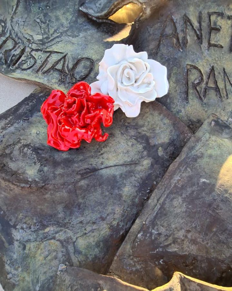 Kryeministri Rama çon lule te varri i prindërve, bën dedikimin prekës: Kur të dy të shohin nga lart, lutesh të…