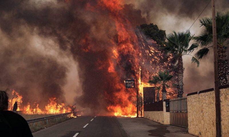 Apokalipsi i shkurtër! “Makth i zjarrtë” në Greqi, flakët po “përpijnë” çfarë u del para, por shkundet edhe nga termeti Apokalipsi i shkurtër! “Makth i zjarrtë” në Greqi, flakët po “përpijnë” çfarë u del para, por shkundet edhe nga termeti
