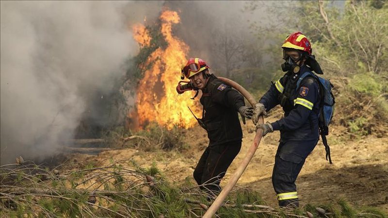 Riaktivizohet zjarri në këtë fshat të Gjirokastrës, evakuohen banorët Riaktivizohet zjarri në këtë fshat të Gjirokastrës, evakuohen banorët