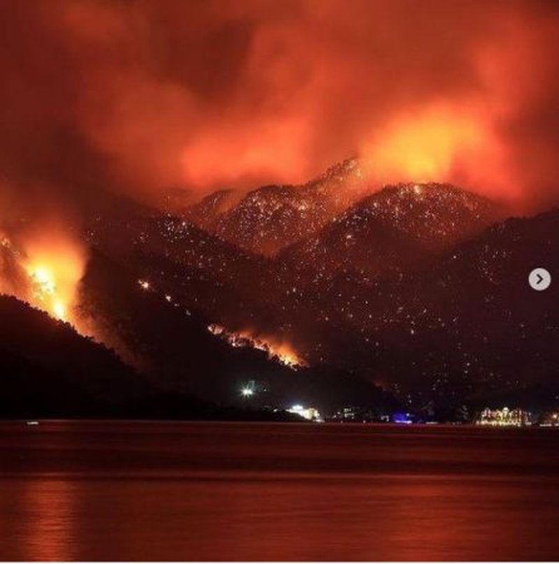 Greqi/ Fotoja që po bën xhiron e rrjetit: Zjarrfikësit vullnetarë flenë në tokë pas shumë orëve në luftë me zjarrin
