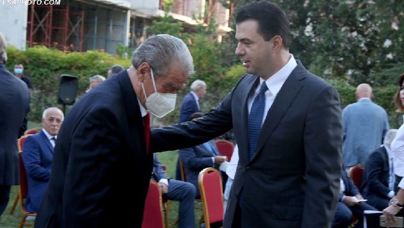 Bashkëqeverisja PD-PS alarmon Berishën: Njerëzit pranë tij mesazh Bashës të qëndrojë larg Ramës! Bamir Topi thirrje të largohet nga Parlamenti Bashkëqeverisja PD-PS alarmon Berishën: Njerëzit pranë tij mesazh Bashës të qëndrojë larg Ramës! Bamir Topi thirrje të largohet nga Parlamenti