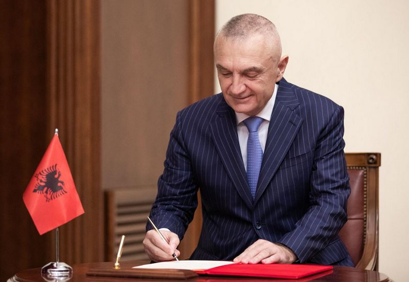 Meta “merr zemër” pas shtyrjes së seancës së shkarkimit: I rrëzon një tjetër ligj qeverisë dhe jep sinjale për tensione në shtator Meta “merr zemër” pas shtyrjes së seancës së shkarkimit: I rrëzon një tjetër ligj qeverisë dhe jep sinjale për tensione në shtator