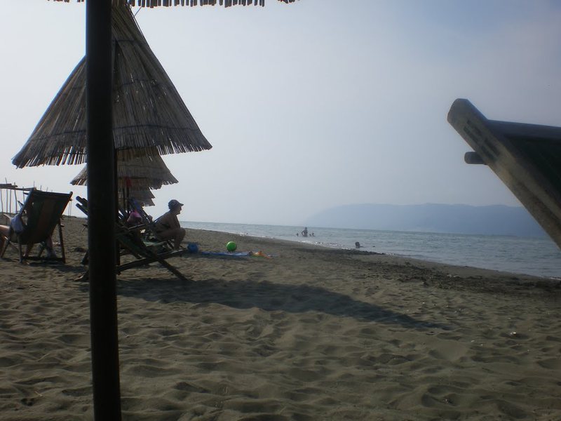 Video emocionuese! Pushuesit në Shëngjin bëhen kordon dhe shpëtojnë shqiptarin e Kosovës që rrezikoi të mbytej nga dallgët Video emocionuese! Pushuesit në Shëngjin bëhen kordon dhe shpëtojnë shqiptarin e Kosovës që rrezikoi të mbytej nga dallgët