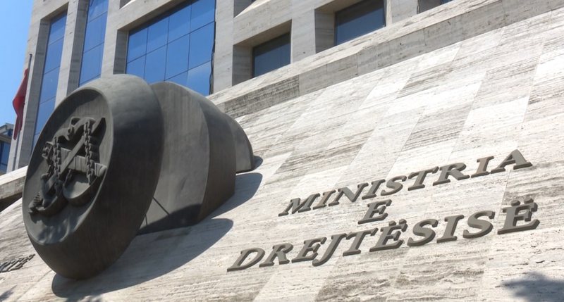 Pas konfliktit mes KLGJ dhe Ministrisë së Drejtësisë, ndërkombëtarët marrin në dorë hartën e re gjyqësore: Ja detajet! Pas konfliktit mes KLGJ dhe Ministrisë së Drejtësisë, ndërkombëtarët marrin në dorë hartën e re gjyqësore: Ja detajet!