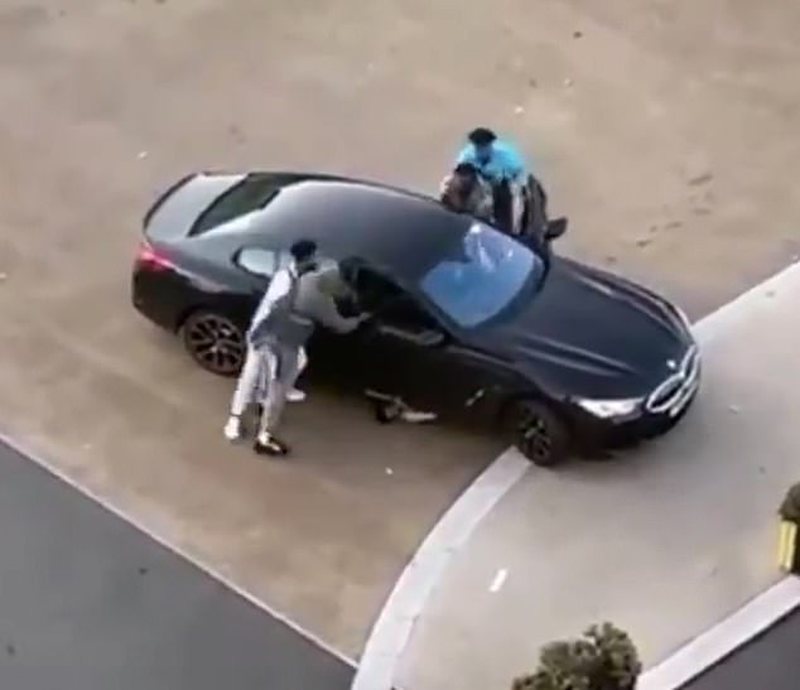 Pamje të rënda! Sherr mes të rinjve: 20-vjeçari përfundon nën rrotat e makinës Pamje të rënda! Sherr mes të rinjve: 20-vjeçari përfundon nën rrotat e makinës