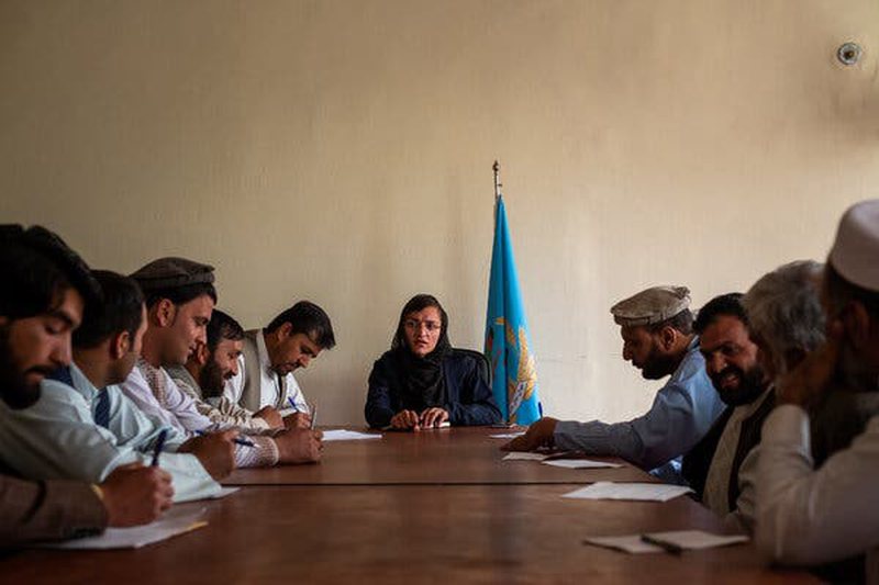 “Jam ulur këtu duke pritur që të vijnë ata”! I ka shpëtuar 3 atentateve, por i vranë babain! Kush është kryebashkiakja që po pret në qetësi vdekjen nga talebanët “Jam ulur këtu duke pritur që të vijnë ata”! I ka shpëtuar 3 atentateve, por i vranë babain! Kush është kryebashkiakja që po pret në qetësi vdekjen nga talebanët