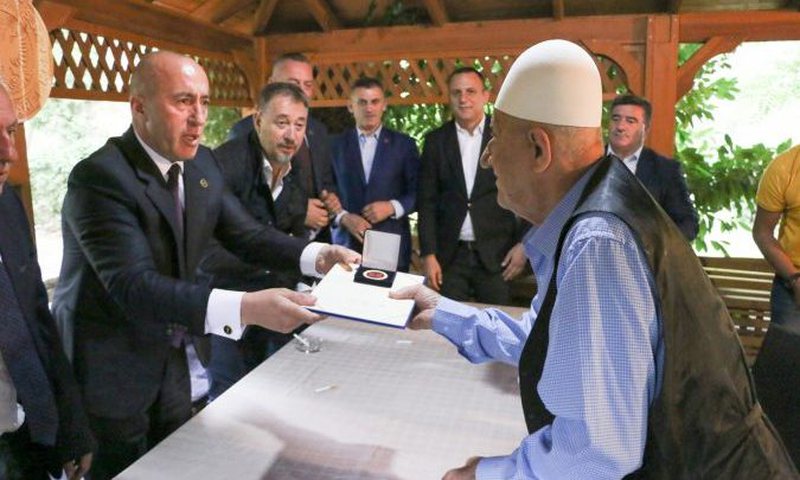 Dikur kundërshtarë politikë, Ramush Haradinaj i shkon për vizitë familjes së Hashim Thaçit Dikur kundërshtarë politikë, Ramush Haradinaj i shkon për vizitë familjes së Hashim Thaçit