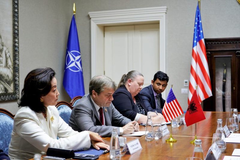 Kongresmeni amerikan në Tiranë për dy ditë, Yuri Kim zbulon detajet e takimit: Vizitë në bazën ajrore te Kuçovës