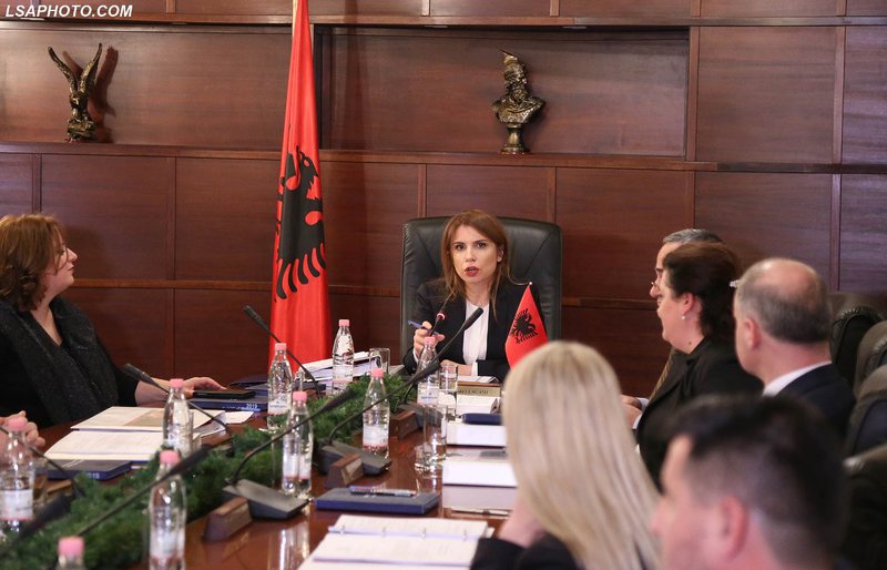 Politika luftë të fortë për të bllokuar plotësimin e Gjykatës së Lartë dhe Kushtetuese, ja manovrat që po mbajnë peng procesin Politika luftë të fortë për të bllokuar plotësimin e Gjykatës së Lartë dhe Kushtetuese, ja manovrat që po mbajnë peng procesin