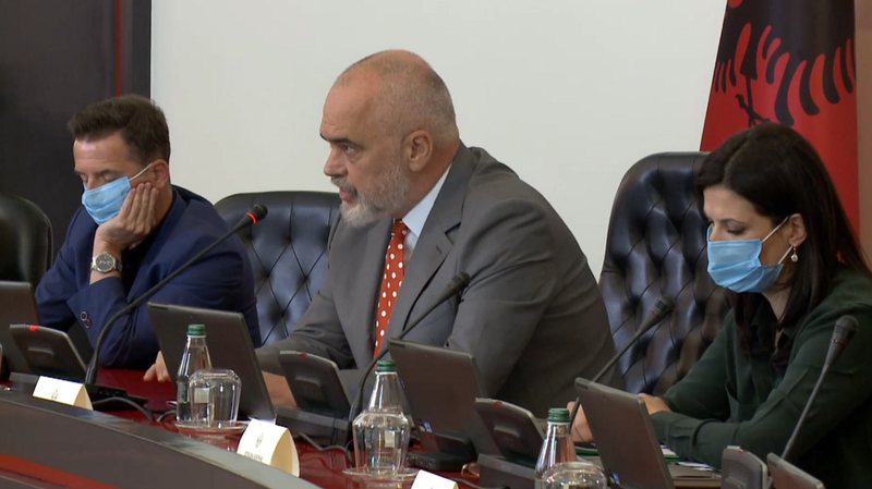 Rama konturon qeverinë e re, 80 për qind e ministrave lënë postet, Erion Braçe paralajmëron largimin nga politika