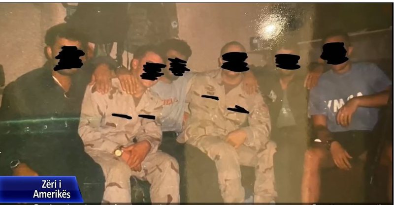 “Më thyhet zemra”! Sakrifikon edhe veten, e pabesueshme ajo që bën ushtaraku amerikan për të nxjerrë nga Kabuli familjen afgane me 26 anëtarë (Video) “Më thyhet zemra”! Sakrifikon edhe veten, e pabesueshme ajo që bën ushtaraku amerikan për të nxjerrë nga Kabuli familjen afgane me 26 anëtarë (Video)