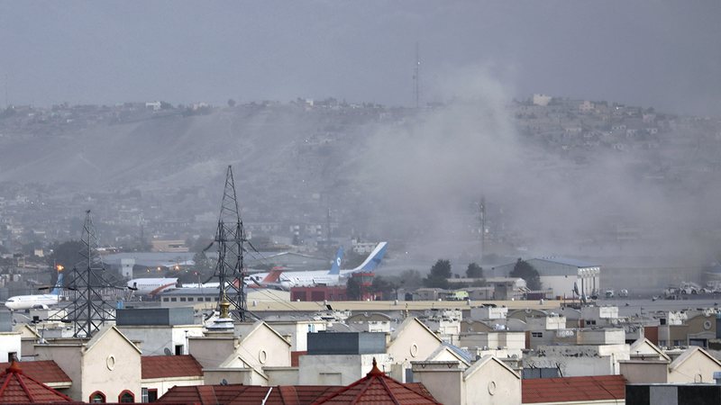 Shpërthim i fortë në aeroportin e Kabulit: Retë e zeza të tymit mbulojnë ndërtesat Shpërthim i fortë në aeroportin e Kabulit: Retë e zeza të tymit mbulojnë ndërtesat