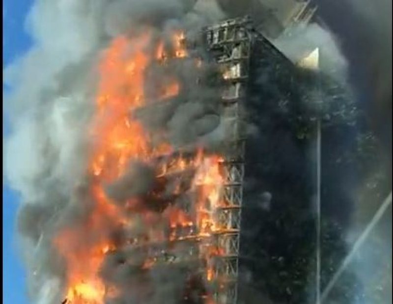 Përfshihet nga flakët një “rrokaqiell” në Milano, pamjet dramatike (Video) Përfshihet nga flakët një “rrokaqiell” në Milano, pamjet dramatike (Video)