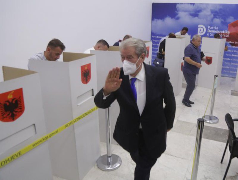 Berisha në rrezik përjashtimi nga PD! Pas takimit kokë më kokë me Bashën nis kërcënimet ndaj tij Berisha në rrezik përjashtimi nga PD! Pas takimit kokë më kokë me Bashën nis kërcënimet ndaj tij