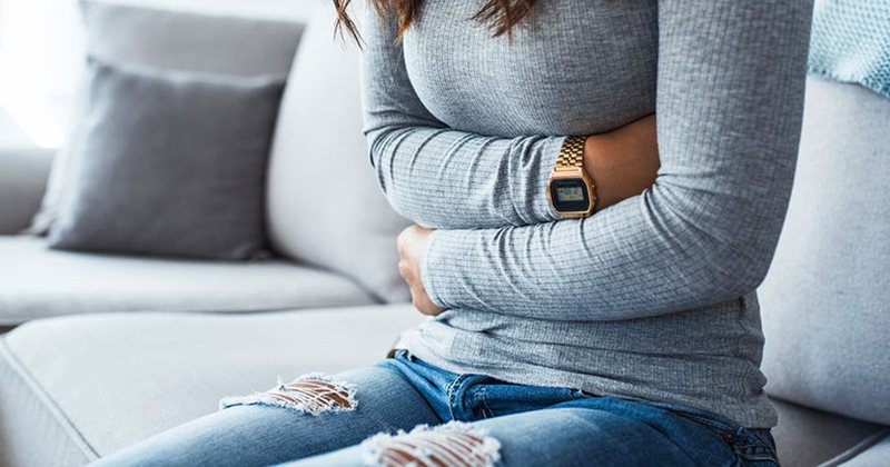 6 mënyra si të qetësoni dhimbjet e stomakut në kushte shtëpie