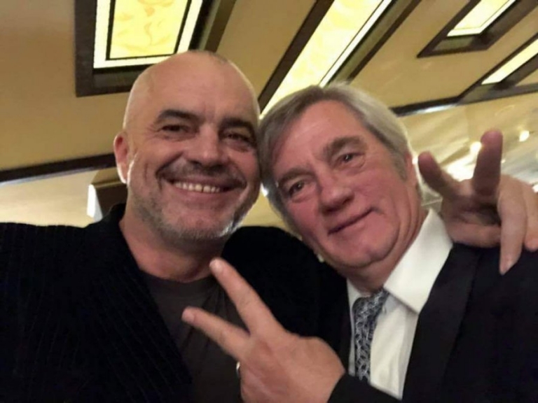 I dha pension të veçantë kur PD e kishte hedhur në rrugë atë dhe Teatrin, por Zefi revoltohet…si i biri: Rama diktator mafioz dhe dëm i madh për demokracinë! Marku s’duhet të largohej por të luftonte I dha pension të veçantë kur PD e kishte hedhur në rrugë atë dhe Teatrin, por Zefi revoltohet…si i biri: Rama diktator mafioz dhe dëm i madh për demokracinë! Marku s’duhet të largohej por të luftonte