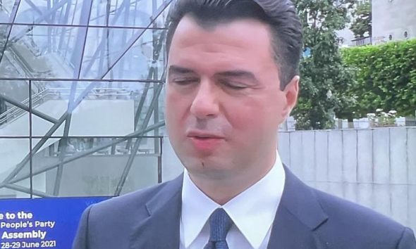 Basha kthehet i skuqur sikur ka dalë nga furra dhe i “hutuar” nga pushimet e gjata në Holandë! Mbledh Këshillin Kombëtar por “harron” zgjedhjen e nënkryetarëve të PD Basha kthehet i skuqur sikur ka dalë nga furra dhe i “hutuar” nga pushimet e gjata në Holandë! Mbledh Këshillin Kombëtar por “harron” zgjedhjen e nënkryetarëve të PD