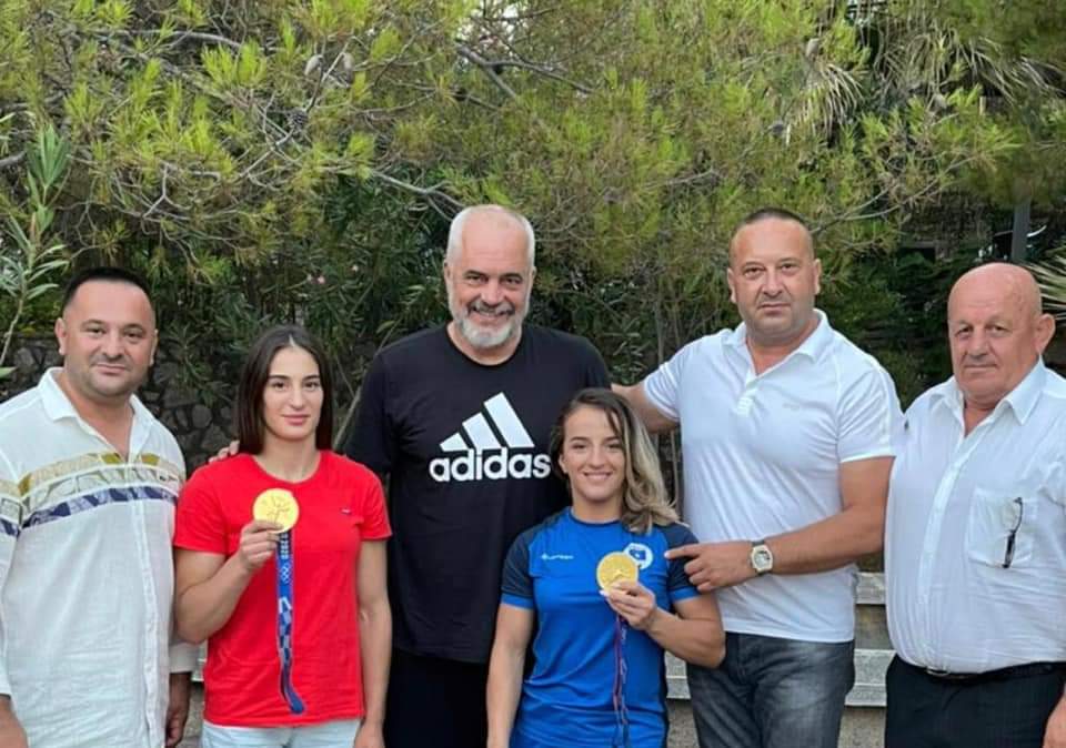 Rama takon të “artat” e Kosovës: Nder i madh! Uroj t’i vizitoj së shpejti në Pejë për të mësuar nga shkolla e tyre e kampionëve Rama takon të “artat” e Kosovës: Nder i madh! Uroj t’i vizitoj së shpejti në Pejë për të mësuar nga shkolla e tyre e kampionëve