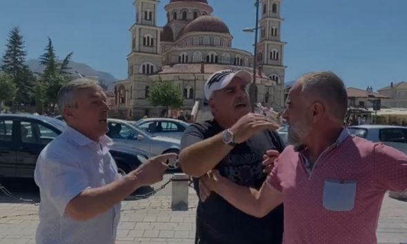 Video/ Qytetarët e Korçës i tregojnë vendin Kujtim Gjuzit! Je i paguar Video/ Qytetarët e Korçës i tregojnë vendin Kujtim Gjuzit! Je i paguar
