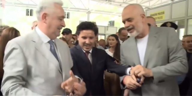 VIDEO/ “O Dritan, hajde këtu more”! Momenti epik kur Rama thërret Abazoviç dhe i jep gërshërët për të prerë shiritin e pikës së re kufitare VIDEO/ “O Dritan, hajde këtu more”! Momenti epik kur Rama thërret Abazoviç dhe i jep gërshërët për të prerë shiritin e pikës së re kufitare