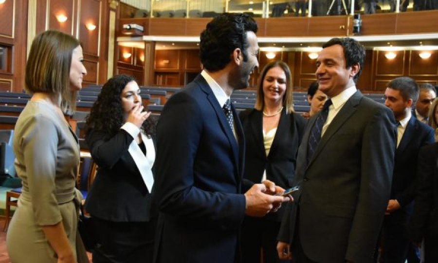 Ndërsa vetë e bëjnë dasmën me miellin, mishin deri hellin e sërbit Shqipërisë i japin këshilla për “orkestrën”! Tenorit të Albinit i duket Rama si drejtues eventesh: “Shipnisë nuk i ka hije me bo dasmë me dajre t’çetnikëve”! Ndërsa vetë e bëjnë dasmën me miellin, mishin deri hellin e sërbit Shqipërisë i japin këshilla për “orkestrën”! Tenorit të Albinit i duket Rama si drejtues eventesh: “Shipnisë nuk i ka hije me bo dasmë me dajre t’çetnikëve”!