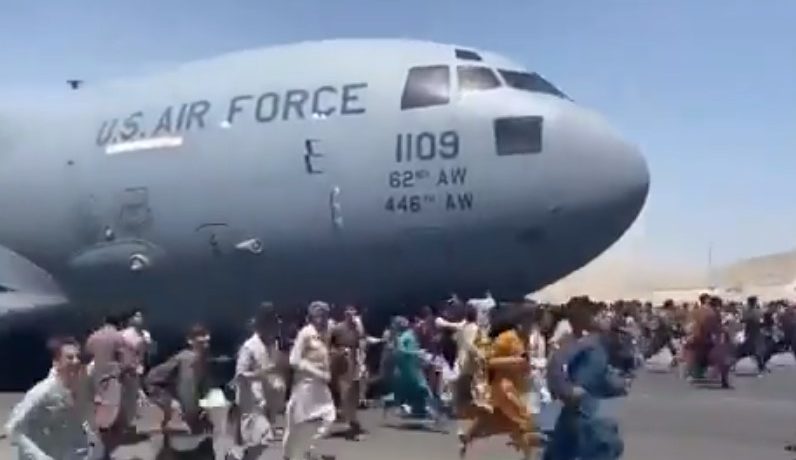 A i’a doli të shpëtonte?! Imazhet e pabesueshme që po qarkullojnë me shpejtësi: Djali ngjitet në avion edhe pse ai ishte gati për tu nisur