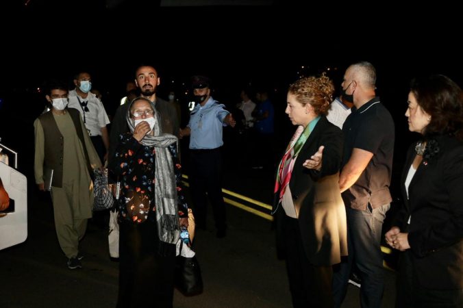 Mbrrijnë në orët e para të mëngjezit edhe dy avion me afganas në aeroportin e Rinasit priten nga Rama dhe Yuri Kim Mbrrijnë në orët e para të mëngjezit edhe dy avion me afganas në aeroportin e Rinasit priten nga Rama dhe Yuri Kim