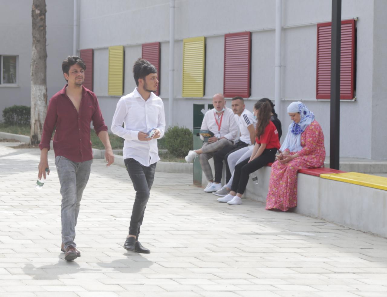 Afganët nuk humbasin kohë, dalin shëtitje ditën e parë dhe shijojnë qetësinë e “Qytet Studentit” (Foto) Afganët nuk humbasin kohë, dalin shëtitje ditën e parë dhe shijojnë qetësinë e “Qytet Studentit” (Foto)