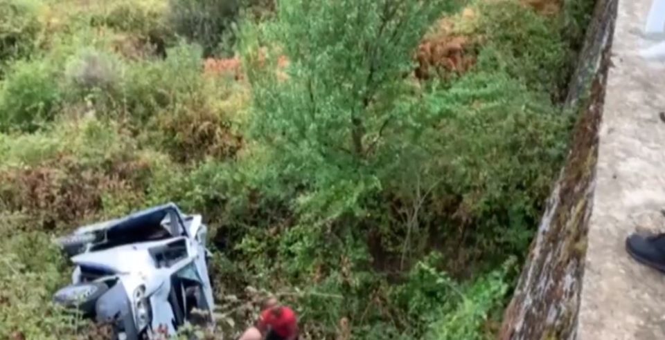 Aksidenti i rëndë në Muzinë :”Land Rover” përplas mikrobusin e linjës Tiranë-Sarandë, 5 jetë të humbura Aksidenti i rëndë në Muzinë :”Land Rover” përplas mikrobusin e linjës Tiranë-Sarandë, 5 jetë të humbura