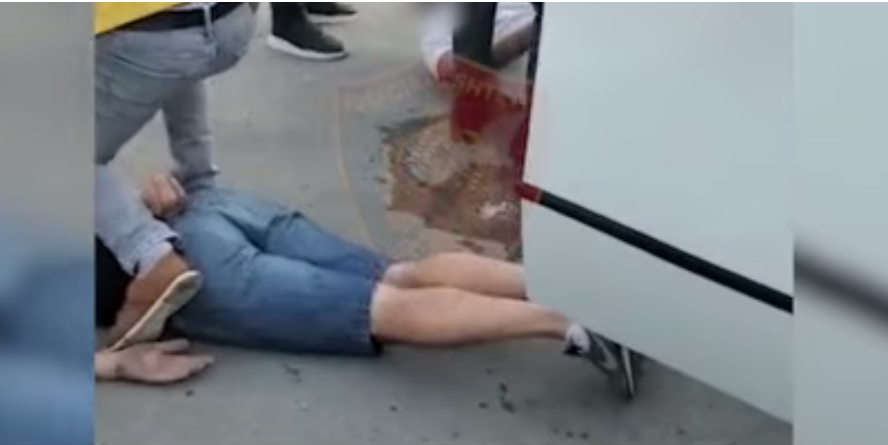 Artan Hoxha ngre pikëpyetje për arrestimin në Durrës: Mitrolozin dhe pistoletat i kanë “vegla” pune, po 2 laptopët për çfarë u janë dashur?