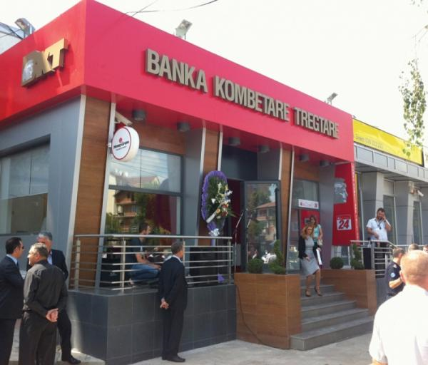 SKANDALI ME “BKT”/ Klientët e bankës në panik, prej ditësh u mbahen “peng” pagat dhe sistemi i saj nuk është ende funksional SKANDALI ME “BKT”/ Klientët e bankës në panik, prej ditësh u mbahen “peng” pagat dhe sistemi i saj nuk është ende funksional