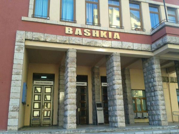 Nuk besojmë se kanë lidhje me “Tifozëve Kuq e Zi” lehsat që hiqen si patriot që me veprime huligane sulmojnë bashkinë Korçë dhe kërcënojnë: Nuk ndalemi deri në ndalimin e Bregoviçit! Nuk besojmë se kanë lidhje me “Tifozëve Kuq e Zi” lehsat që hiqen si patriot që me veprime huligane sulmojnë bashkinë Korçë dhe kërcënojnë: Nuk ndalemi deri në ndalimin e Bregoviçit!