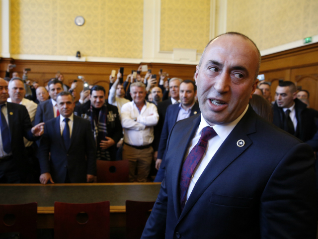 Ky “Luli” i Kosovës ruan “arat” nga vëlla Edi, se mos i’a merr dhe i’u fal “Arat” malazezëve dhe Mitrovicën serbëve… pas Urës së Ibrit Ky “Luli” i Kosovës ruan “arat” nga vëlla Edi, se mos i’a merr dhe i’u fal “Arat” malazezëve dhe Mitrovicën serbëve… pas Urës së Ibrit