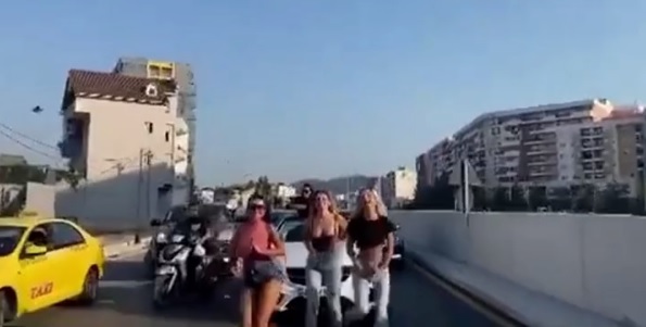 VIDEO/ Dasmorët hapën lojën, vajzat bllokojnë në trafik me dhjetra makina për të kërcyer