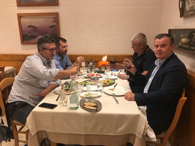 Burri i “gjykatëse-noteres” së Metës Andi, habit me analizën e tij… i’a kalon Andit të Bllokut: Unë e dëgjoj Bregoviç, po nuk jam as cinik, as injorant si kryetari i Bashkisë së Korçës, që e fton të këndojë në një shtëpi plot me kosovarë! Burri i “gjykatëse-noteres” së Metës Andi, habit me analizën e tij… i’a kalon Andit të Bllokut: Unë e dëgjoj Bregoviç, po nuk jam as cinik, as injorant si kryetari i Bashkisë së Korçës, që e fton të këndojë në një shtëpi plot me kosovarë!