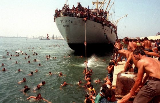 Fotoreporteri italian që përjetësoi pamjet e anijes Vlora që shokuan botën! Luca Turi: Ai “lumë” njerëzish ndryshoi botën, sot jam shqiptar!