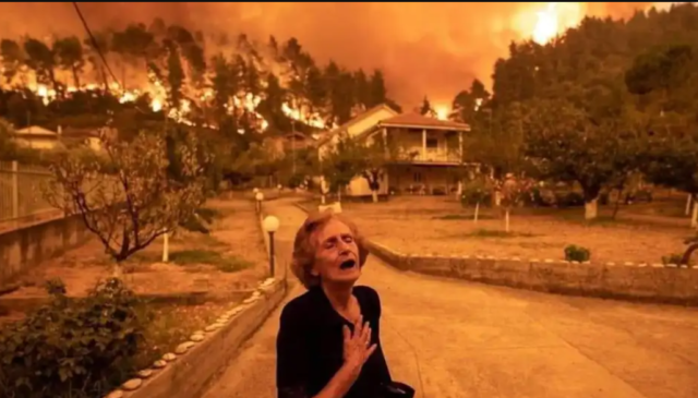 Zjarri i shkrumboi banesën: Foto e së moshuarës nga Greqia bëhet virale Zjarri i shkrumboi banesën: Foto e së moshuarës nga Greqia bëhet virale