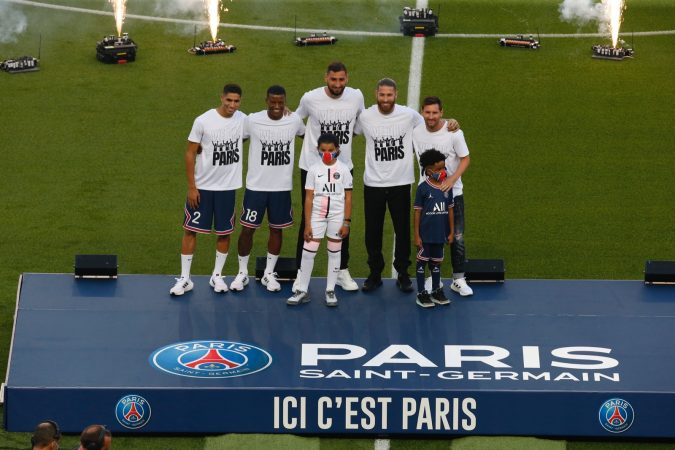 Spektakël në “Parc des Princes”: PSG prezanton Messin, Ramosin e Donnarumman, tifozët në festë Spektakël në “Parc des Princes”: PSG prezanton Messin, Ramosin e Donnarumman, tifozët në festë