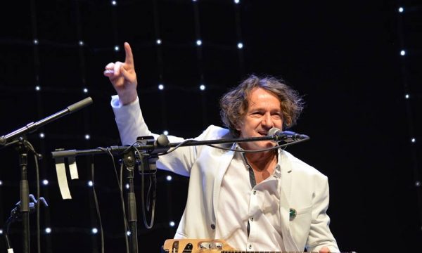 Arti muzikor i paqes dhe romancës u ngatërrua me politikën e injorancës Arti muzikor i paqes dhe romancës u ngatërrua me politikën e injorancës