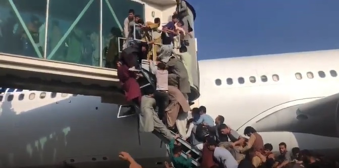 Kaos në aeroportin e Kabulit, të paktën 7 viktima në 24 orë Kaos në aeroportin e Kabulit, të paktën 7 viktima në 24 orë