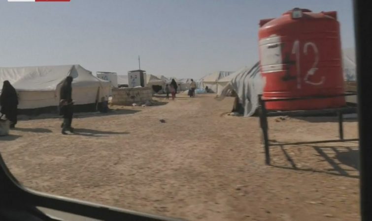 Të ngujuar në kampin e ferrit “Al Hol” të Sirisë, mbërrijnë sot në Shqipëri 5 gra dhe 14 fëmijë Të ngujuar në kampin e ferrit “Al Hol” të Sirisë, mbërrijnë sot në Shqipëri 5 gra dhe 14 fëmijë