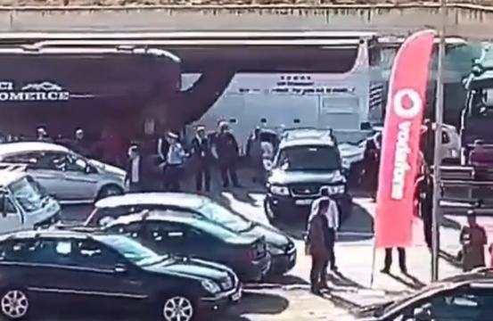 VIDEO: Kaos në Morinë, Albin Kurti i mbyll derën dhjetëra shqiptarëve