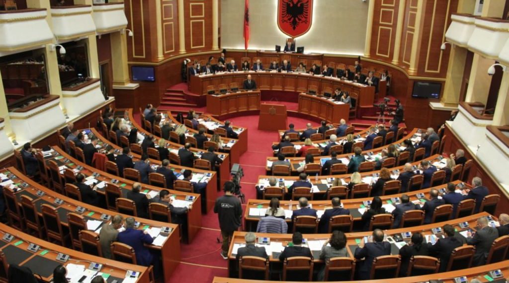 Deputetët që fjetën në hotele me paratë publike, pagesa deri në 1.5 mijë USD në muaj! 20 të tjerë morën para edhe për pasaportat diplomatike