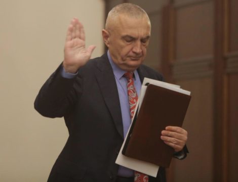 Qytetarët nxjerrin “zbuluar” Ilir Metën: Si nuk keni turp…! Qytetarët nxjerrin “zbuluar” Ilir Metën: Si nuk keni turp…!