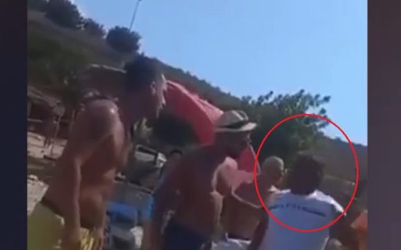 VIDEO: “Merri këto dhe gris b*thën”, del sërish në skenë Mihal Kokëdhima, debaton me pushuesit në Porto Palermo